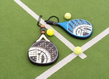 De Tennis à Padel : Le Guide Complet en 15 Étapes par Mauri Andrini – illustration