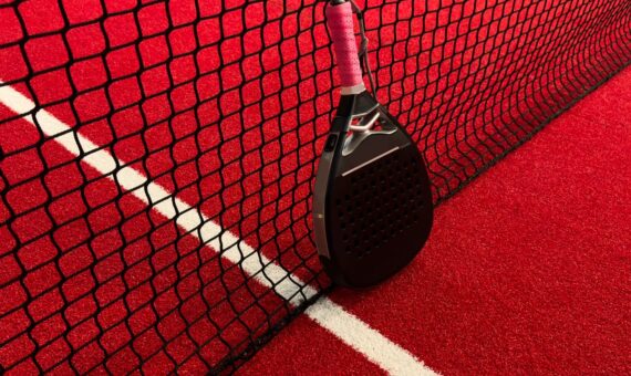 Artesivo innove avec des vinyles protecteurs pour les oiseaux sur les pistes de padel – illustration